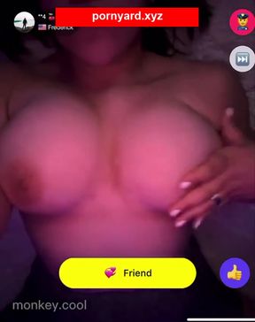 Amateur girl flashes her juicy body on webcam