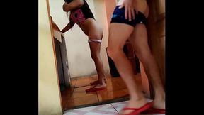 ama de casa es follada por el hijastro del jefe mientras  realiza las labores de casa, primero se divierten  y luego el hombre inicia con la penetracion, la vieja esta muy contenta de ser penetrada lento