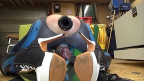 Extremeslut66 furzt durch einen Tunnel-Plug und schiebt sich einen langen Dildo w&auml_hrenddessen in den Arsch