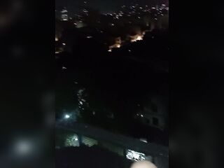 Le doy pija en el balcón mientras los vecinos miran
