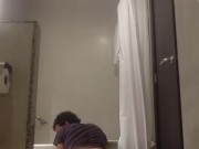 GROS CUL OUVERT SOLO DANS MA SALLE DE BAIN