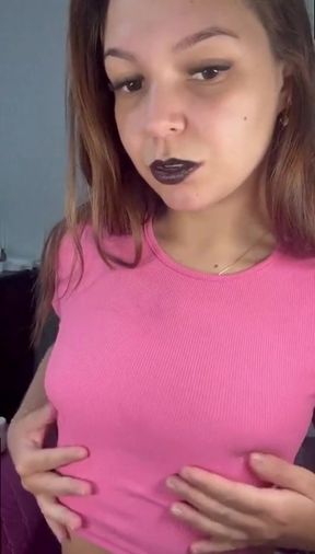 Amateur onlyfan shows off her tits