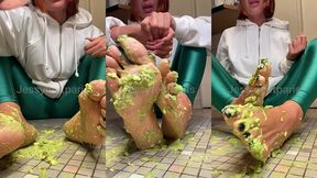 viens me cleaner les pieds je bouge et frotte mes pieds comme personne ...