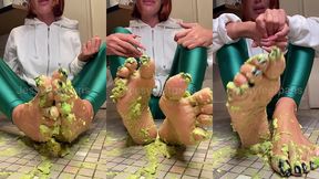 viens me cleaner les pieds je bouge et frotte mes pieds comme personne ...