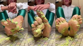 viens me cleaner les pieds je bouge et frotte mes pieds comme personne ...