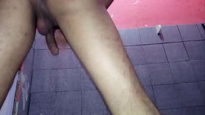 Rebolando pra ver se uma macho se interessa em foder!