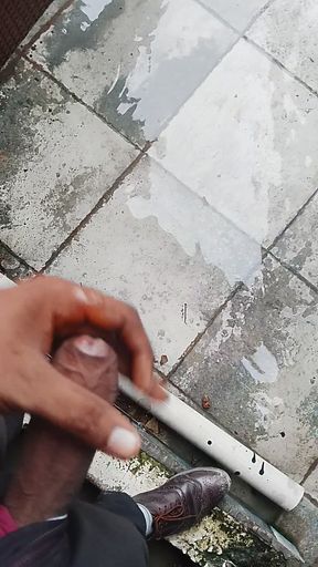 Indian Deshi Office Boy barsih ke mausam me Apne mote Land Ko Hila raha hai