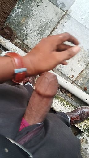 Indian Deshi Office Boy barsih ke mausam me Apne mote Land Ko Hila raha hai
