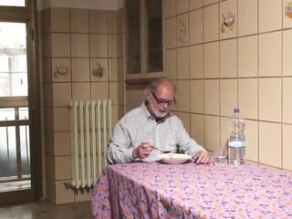 Badante si fa scopare davanti al vecchio pappone