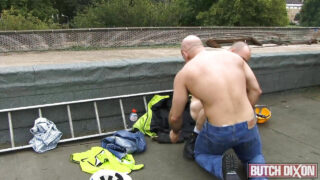 Karvaiset karhut Carlo Cox ja Ray Stone univormuissa vaihtavat suihinottoja ja anaaliseksiä ulkona