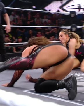 Sexy celebrity shows off her ebony booty while wrestling