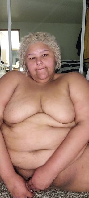 Lightskinned ssbbw sits and plays with her natural tits