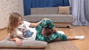 Skinny 19 yo chick in green leggings chokes man with her legs, vf2247h 720p