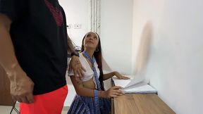 mi timida hermanastra universitaria me pide ayuda con sus tareas como pretexto para que yo le folle su gran cono.