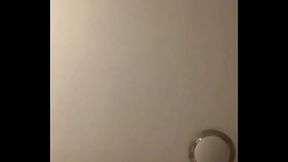 Tik Toker desnuda se sienta sobre su celular para ganar seguidores