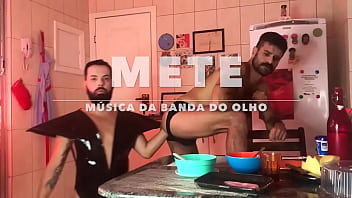 Mete - Fernando Brutto &eacute_ penetrado pelo punho enquanto Andr&eacute_ canta - COMPLETO NO RED