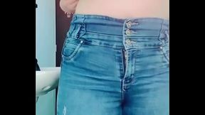 SECRETARIA LATINA CULONA SE DESNUDA EN EL BA&Ntilde_O DE SU OFICINA Y SE MASTURBA CON UN DILDO GIGANTE LE ENCANTA QUE LA VEAN COMO SE QUITA TODO Y SE METE UN DILDO