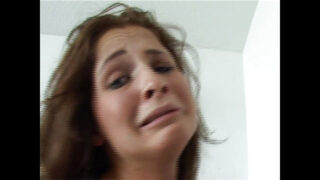 Lauryn May lutscht Schwanz, bevor sie ihn tief in ihren Arsch nimmt.