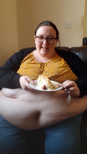 SSBBW eating cake with belly out