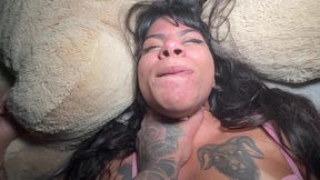 minha meia irma dormiu de pijaminha e eu nao resisti, acabei jogando dentro.