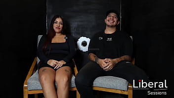 CHICA TATUADA DE GRANDES TETAS ES COGIDA EN GLORY HOLE FRENTE A SU CORNUDO