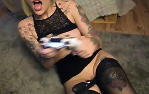 Orinta masturbiert beim spielen