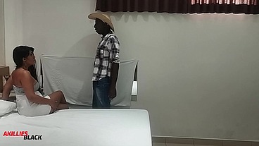Peão meteu a rola na dona da fazenda enquanto o marido estava no puteiro