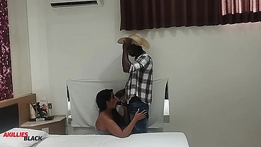 Peão meteu a rola na dona da fazenda enquanto o marido estava no puteiro