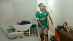 ele disse pra esposa que ia ver futebol em casa