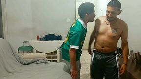 ele disse pra esposa que ia ver futebol em casa