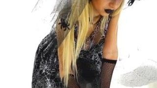 Splendida cosplayer di strega si spoglia in cam