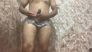 Tirei minha cueca , não resisti fiquei de pau duro