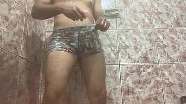Tirei minha cueca , não resisti fiquei de pau duro