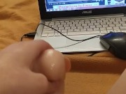 Смотрю видео на порнохаб и трахаю себя игрушкой