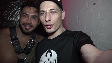 deux mecs pornstars baisent sans capote en backroom de darkland à berlin