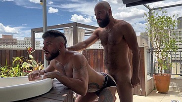 Cara peludão fudendo gostoso rabo de passivo tatuado