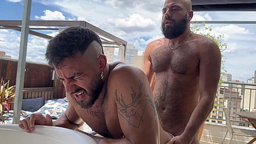 Cara peludão fudendo gostoso rabo de passivo tatuado
