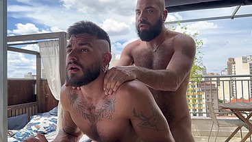 Cara peludão fudendo gostoso rabo de passivo tatuado