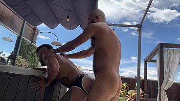 Cara peludão fudendo gostoso rabo de passivo tatuado