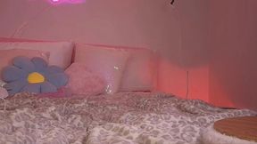 rubia tatuada masturbandose y corriendose en webcam