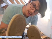 Scarpe puzzolenti tra le mani per poi penetrarmi analmente con un grosso dildo