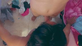 novinho nerd branquinho comendo duas travestis