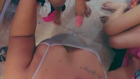 novinho nerd branquinho comendo duas travestis
