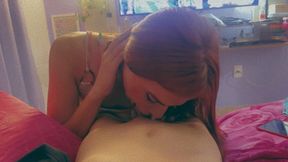 novinho nerd branquinho comendo duas travestis