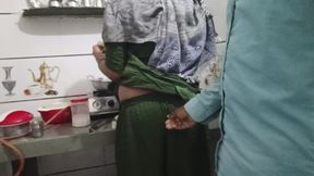 Bhabhi ki Gand Mein ungali Kar Di khana banate hue