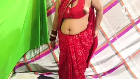 Chachi saree change kar rahi thi feer mein chod diya Hindi sex video