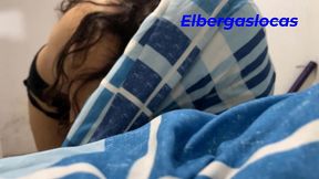 la novia de mi mejor amigo se asusto en la pijamada y se metio a mi cama a que la ayude a descansar