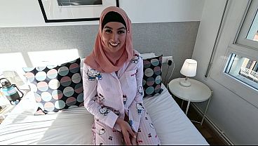 La Paquistani Aaliyah Yasin esta de visita a Barcelona y me la acabo follando con el Hijab a escondidas de su marido