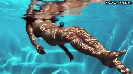 Juicy ass Yenifer Chacon naked swimming