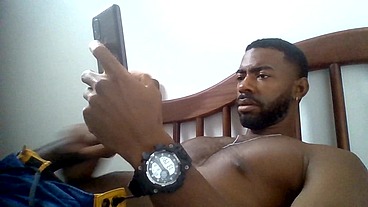 Batendo uma punheta assistindo pornô no XVideos e gozando gostoso
